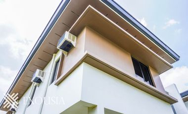5 BEDROOM SINGLE ATTACHED UNIT LOCATED IN THE VILLAGES AT LIPA