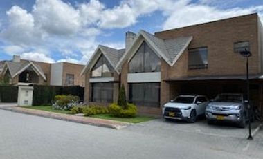 ESPECTACULAR CASA ESQUINERA EN CAJICA EN CONJUNTO CERRADO