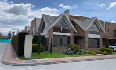 ESPECTACULAR CASA ESQUINERA EN CAJICA EN CONJUNTO CERRADO