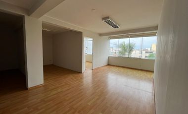 Oficina y/o local comercial con vista interior, en avenida principal en plena zona comercial de Chorrillos.