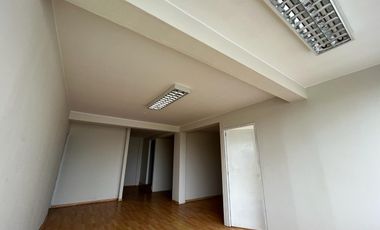Oficina y/o local comercial con vista interior, en avenida principal en plena zona comercial de Chorrillos.