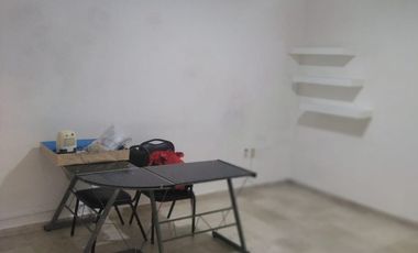 Oficina de 18 m² sobre Av. Bolívar casi esq. con el boulevard