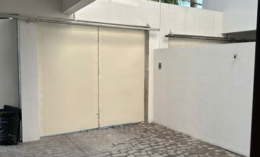 RENTA DE CASA SEMIAMUEBLADA CON ROOF GARDEN EN LOMAS