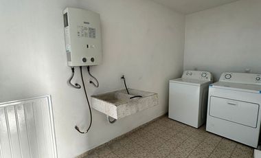 RENTA DE CASA SEMIAMUEBLADA CON ROOF GARDEN EN LOMAS