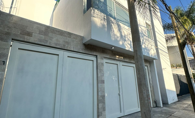 RENTA DE CASA SEMIAMUEBLADA CON ROOF GARDEN EN LOMAS