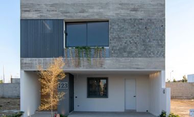 Se vende casa en Solares