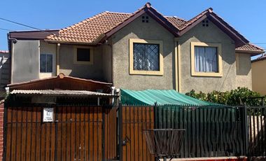 Vende Casa Cuatro Dormitorios Estacionamiento