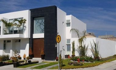 MODERNA FUNCIONAL AMPLIA 3REC/BAÑO ESQUINA JARDIN INT/EXT SUÉR CUIDADO, CTO SERV/BAÑO , SALA DE TV CERCA DEL ACCESO PRINCIPAL DEL FRACCIONAMIENTO.