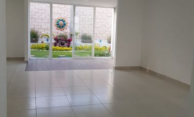 MODERNA FUNCIONAL AMPLIA 3REC/BAÑO ESQUINA JARDIN INT/EXT SUÉR CUIDADO, CTO SERV/BAÑO , SALA DE TV CERCA DEL ACCESO PRINCIPAL DEL FRACCIONAMIENTO.