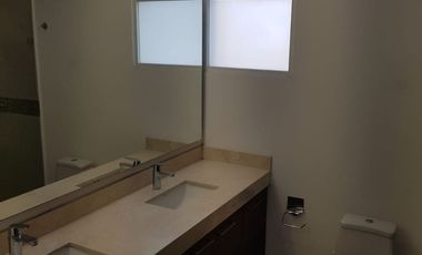 MODERNA FUNCIONAL AMPLIA 3REC/BAÑO ESQUINA JARDIN INT/EXT SUÉR CUIDADO, CTO SERV/BAÑO , SALA DE TV CERCA DEL ACCESO PRINCIPAL DEL FRACCIONAMIENTO.