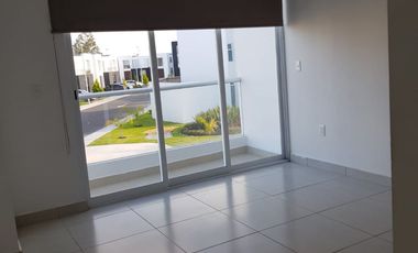 MODERNA FUNCIONAL AMPLIA 3REC/BAÑO ESQUINA JARDIN INT/EXT SUÉR CUIDADO, CTO SERV/BAÑO , SALA DE TV CERCA DEL ACCESO PRINCIPAL DEL FRACCIONAMIENTO.