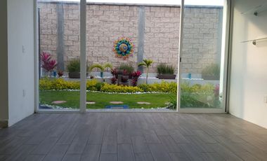 MODERNA FUNCIONAL AMPLIA 3REC/BAÑO ESQUINA JARDIN INT/EXT SUÉR CUIDADO, CTO SERV/BAÑO , SALA DE TV CERCA DEL ACCESO PRINCIPAL DEL FRACCIONAMIENTO.