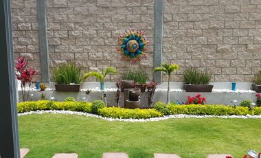 MODERNA FUNCIONAL AMPLIA 3REC/BAÑO ESQUINA JARDIN INT/EXT SUÉR CUIDADO, CTO SERV/BAÑO , SALA DE TV CERCA DEL ACCESO PRINCIPAL DEL FRACCIONAMIENTO.