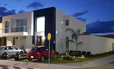 MODERNA FUNCIONAL AMPLIA 3REC/BAÑO ESQUINA JARDIN INT/EXT SUÉR CUIDADO, CTO SERV/BAÑO , SALA DE TV CERCA DEL ACCESO PRINCIPAL DEL FRACCIONAMIENTO.