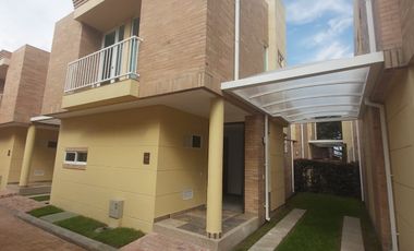 SE ARRIENDA CASA EN CHIA LA FAGUA