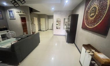 85798 - ขายถูก!! ทาวน์โฮม 2ชั้น25 ตร.ว หมู่บ้านแม่ธรณีทอง แยกอินโดจีน พิษณูโลก ตกแต่งสวย แถมเฟอร์นิเจอร์ทั้งหลัง หิ้วกระเป๋าเข้าอยู่ได้เลย