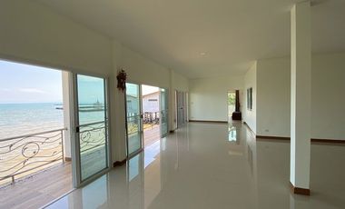 Koh Chang - Modern 3-bedroom beachfront-house on 1.200 m2 at a peaceful fishing village