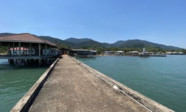 Koh Chang - Modern 3-bedroom beachfront-house on 1.200 m2 at a peaceful fishing village