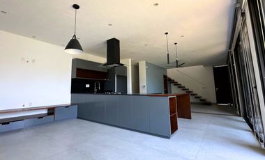 Excelente casa moderna de 2 plantas en privada