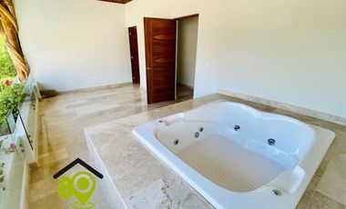Villa en venta con alberca y palapa en la exclusiva zona Diamante de Acapulco