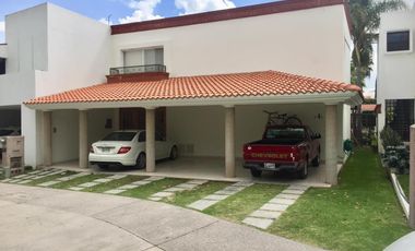 Amplia Casa en venta en Fraccionamiento Villantigua.