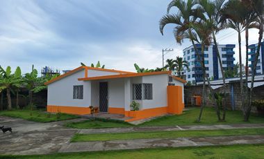 VENTA CASA EN TONSUPA ESMERALDAS, DENTRO DE CONJUNTO VACACIONAL CERCA A LA PLAYA
