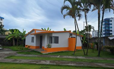 VENTA CASA EN TONSUPA ESMERALDAS, DENTRO DE CONJUNTO VACACIONAL CERCA A LA PLAYA