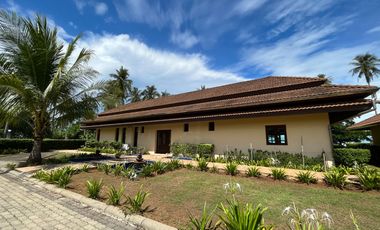 beachfront 3-bedroom Thai-Balinese style of pool villa for sale in Had yao, Krabi