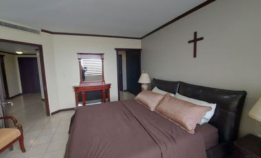 Hilton Colon, Venta Linda Suite Amoblada con Excelente Vista a la Piscina.