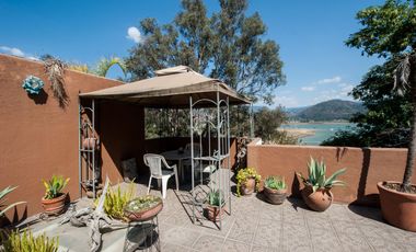 Preciosa casa de Lujo en Valle de Bravo, del lado del Santuario