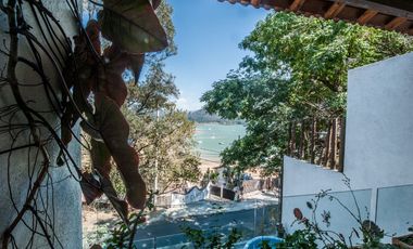 Preciosa casa de Lujo en Valle de Bravo, del lado del Santuario