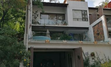 Preciosa casa de Lujo en Valle de Bravo, del lado del Santuario