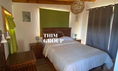 SE VENDE CASA DE 2 PISOS CON PISCINA Y QUINCHO EN CONDOMINIO OLMUE