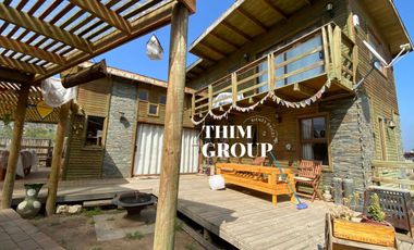 SE VENDE CASA DE 2 PISOS CON PISCINA Y QUINCHO EN CONDOMINIO OLMUE