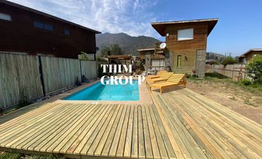 SE VENDE CASA DE 2 PISOS CON PISCINA Y QUINCHO EN CONDOMINIO OLMUE