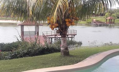 Residencia en VENTA con hermosa vista a lago natural, Yucatán Country club.