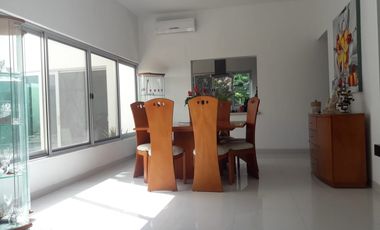 Residencia en VENTA con hermosa vista a lago natural, Yucatán Country club.