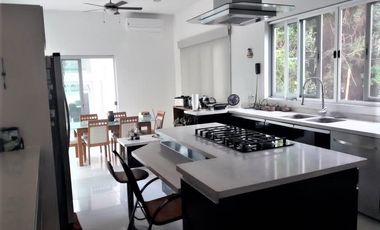 Residencia en VENTA con hermosa vista a lago natural, Yucatán Country club.