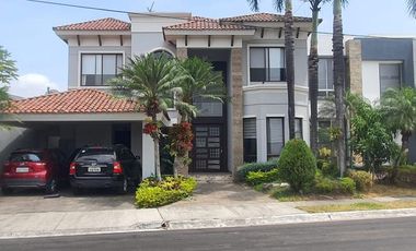 VENDO CASA EN SAMBORONDON CON VISTA AL LAGO