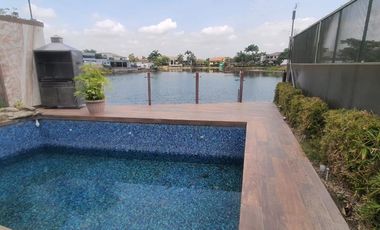 VENDO CASA EN SAMBORONDON CON VISTA AL LAGO