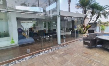VENDO CASA EN SAMBORONDON CON VISTA AL LAGO