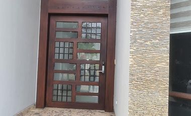 VENDO CASA EN SAMBORONDON CON VISTA AL LAGO