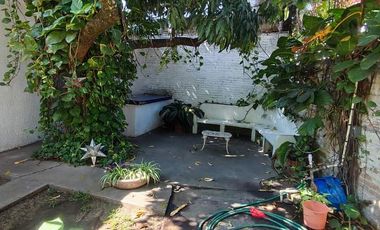 SE VENDE CASA CON DEPARTAMENTO