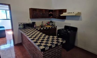 SE VENDE CASA CON DEPARTAMENTO