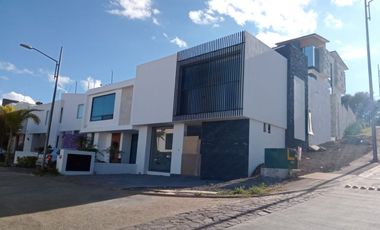 Casa PREMIUM en Venta en  Coto Olivar en Altozano en esquina