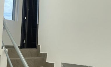 Santa Elena, Se Renta Edificio de 4 departamentos y 2 locales