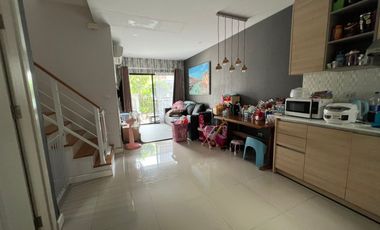 ขายถูกมาก !! บ้านทาวน์เฮ้าส์ 2 ชั้น ม.เจ ทาวน์ รังสิต คลอง 1 (J Town Rangsit - Klong 1) พื้นที่ดิน  17.8 ตร.ว พื้นที่ใช้สอย พื้นที่ใช้สอย 115 ตร.ม. เห