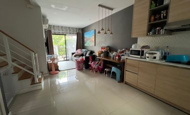 ขายถูกมาก !! บ้านทาวน์เฮ้าส์ 2 ชั้น ม.เจ ทาวน์ รังสิต คลอง 1 (J Town Rangsit - Klong 1) พื้นที่ดิน  17.8 ตร.ว พื้นที่ใช้สอย พื้นที่ใช้สอย 115 ตร.ม. เห