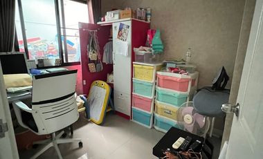 ขายถูกมาก !! บ้านทาวน์เฮ้าส์ 2 ชั้น ม.เจ ทาวน์ รังสิต คลอง 1 (J Town Rangsit - Klong 1) พื้นที่ดิน  17.8 ตร.ว พื้นที่ใช้สอย พื้นที่ใช้สอย 115 ตร.ม. เห