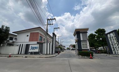 ขายถูกมาก !! บ้านทาวน์เฮ้าส์ 2 ชั้น ม.เจ ทาวน์ รังสิต คลอง 1 (J Town Rangsit - Klong 1) พื้นที่ดิน  17.8 ตร.ว พื้นที่ใช้สอย พื้นที่ใช้สอย 115 ตร.ม. เห
